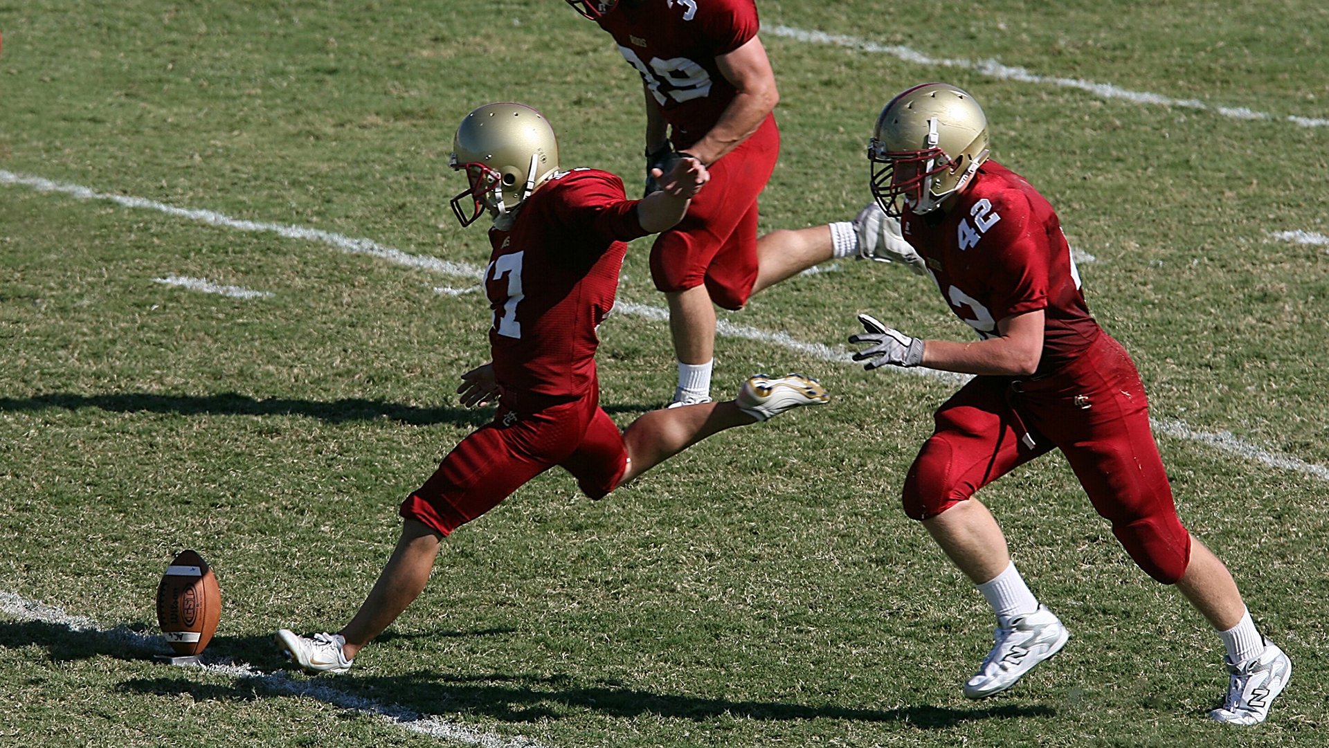 -三队联赛排名竞争激烈，三队争夺冠亚季赛程安排